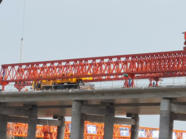 50噸架橋機(jī)施工時(shí)，如何進(jìn)行施工現(xiàn)場的布置和管理？