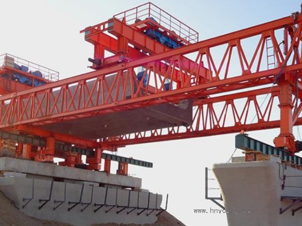 50噸架橋機施工時，如何進行現(xiàn)場**防護？