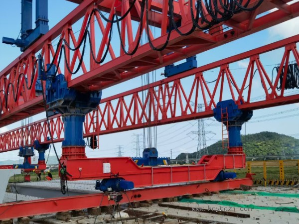 50噸架橋機(jī)施工過程中，如何進(jìn)行設(shè)備維護(hù)和保養(yǎng)？